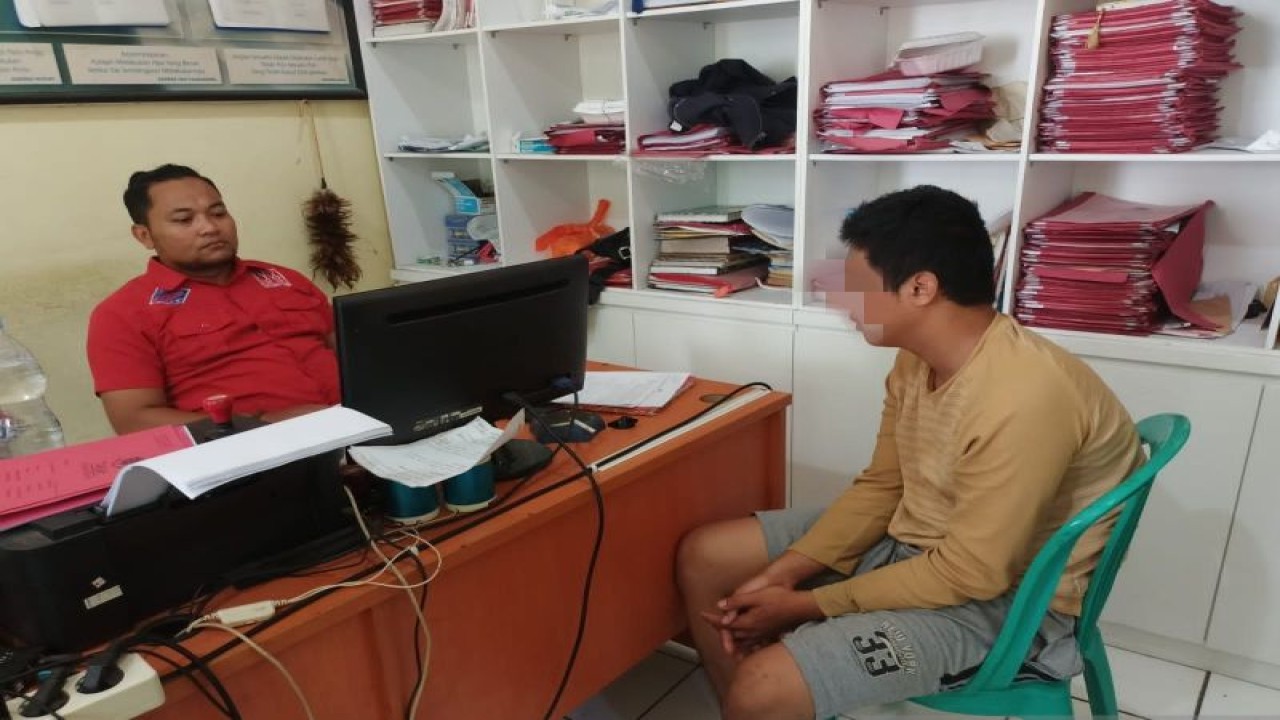 Tersangka IA (19) warga Desa Sukasari, Kecamatan Cisaat, Kabupaten Sukabumi, Jawa Barat saat dimintai keterangan oleh penyidik Unit Reskrim Polsek Warudoyong akibat ulahnya membacok warga di Jalan Lingkar Selatan, Kecamatan Warudoyong, Kota Sukabumi. Antara/Aditya Rohman