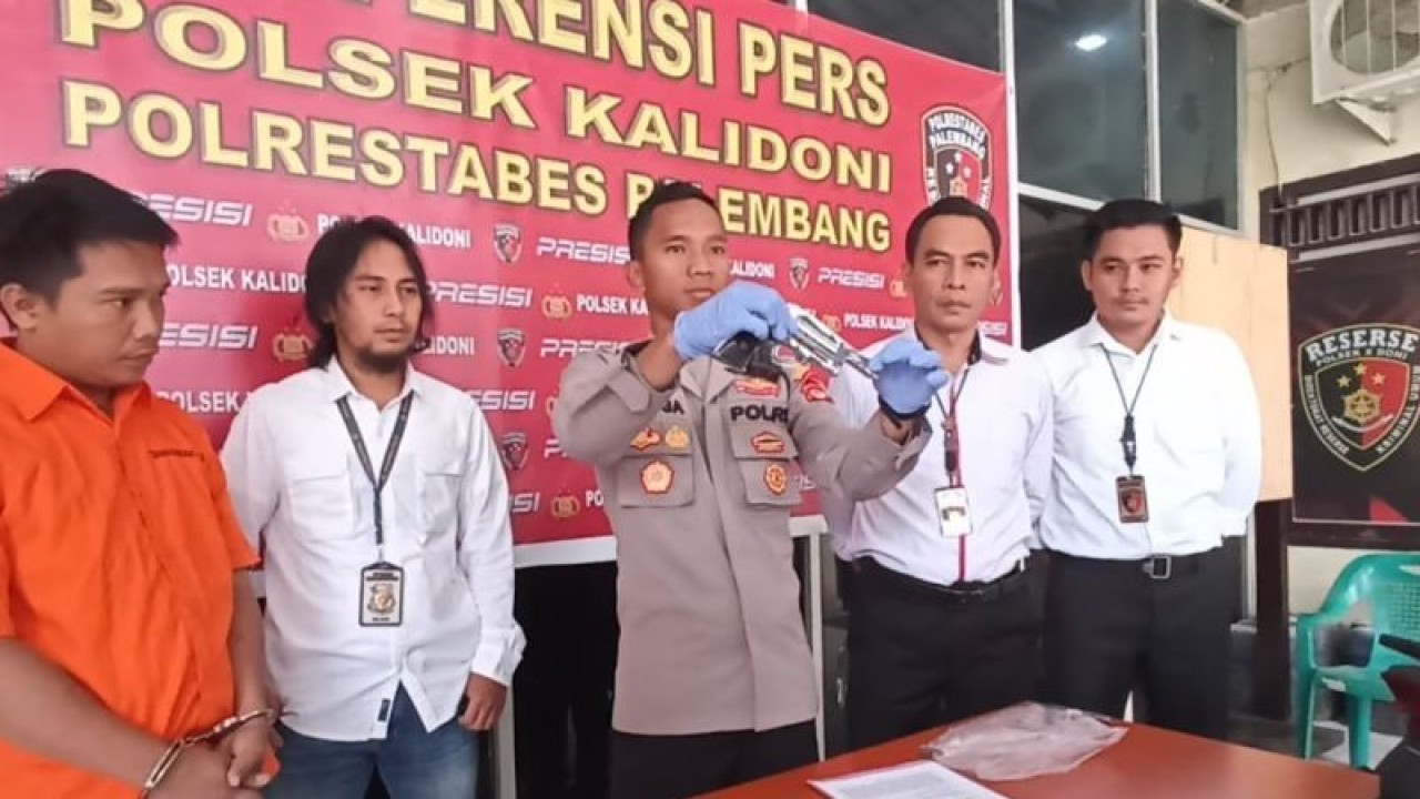 Kepala Kepolisian Sektor Kalidoni Ajun Komisaris Polisi Dwi A Cesario menunjukkan barang bukti senjata api rakitan jenis revolver kepada wartawan di Palembang, Sumatera Selatan, Jumat (6/1/2023). ANTARA/M Riezko Bima Elko P