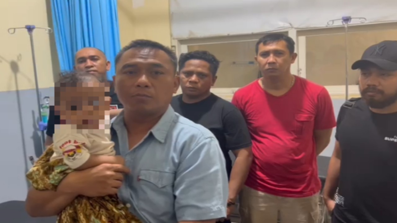 Kepala Kepolisian Resor Kota (Kapolresta) Kendari Kombes Pol Muhammad Eka Fathurrahman saat menggendong bayi korban penculikan dengan senjata tajam di Kota Kendari, Sulawesi Tenggara, Kamis (5/1/2023). ANTARA/HO-Polresta Kendari