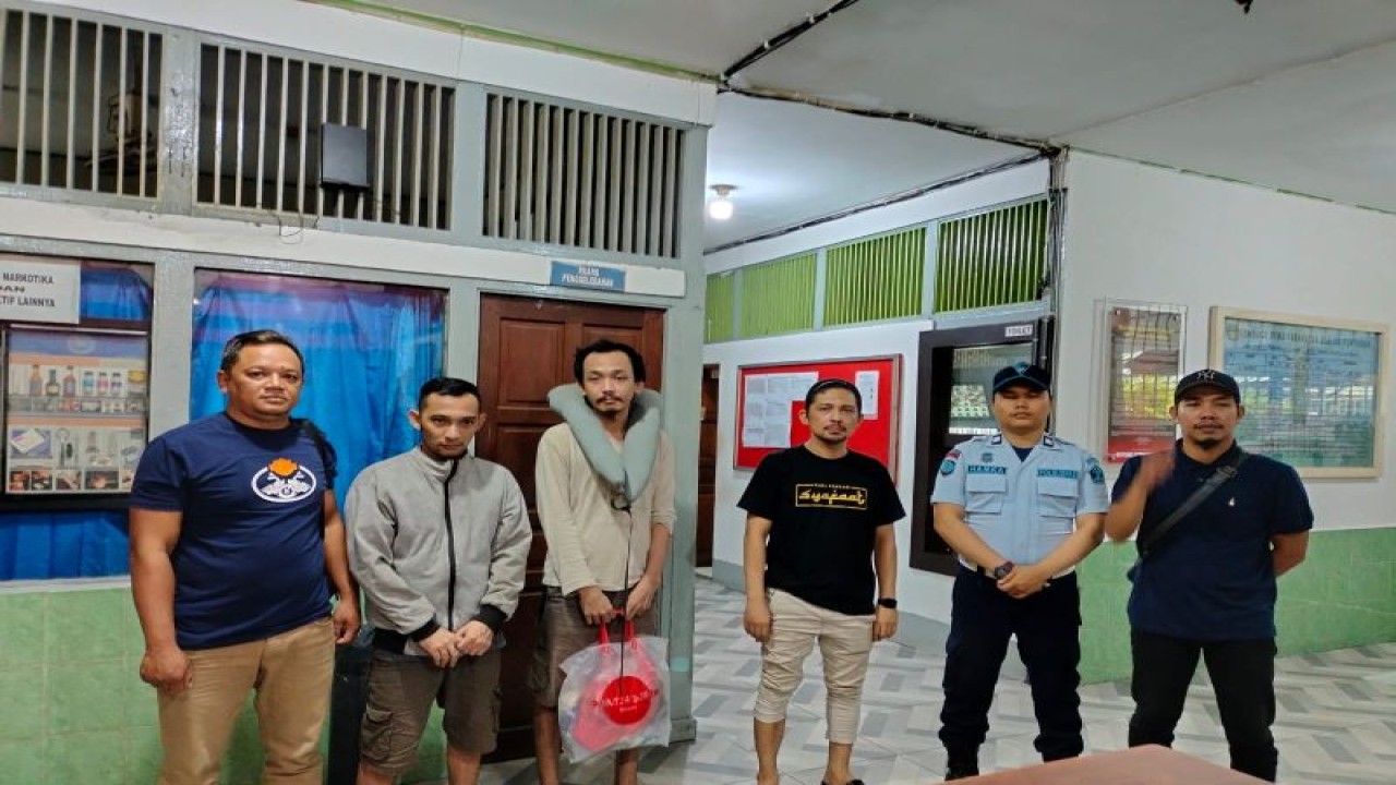 Direktorat Reserse Narkoba Polda Kalbar menetapkan tersangka terhadap dua narapidana Kelas II A Pontianak pemilik sebanyak 1.563 butir ekstasi. (Foto ANTARA/HO-Diresnarkoba Polda Kalbar.)