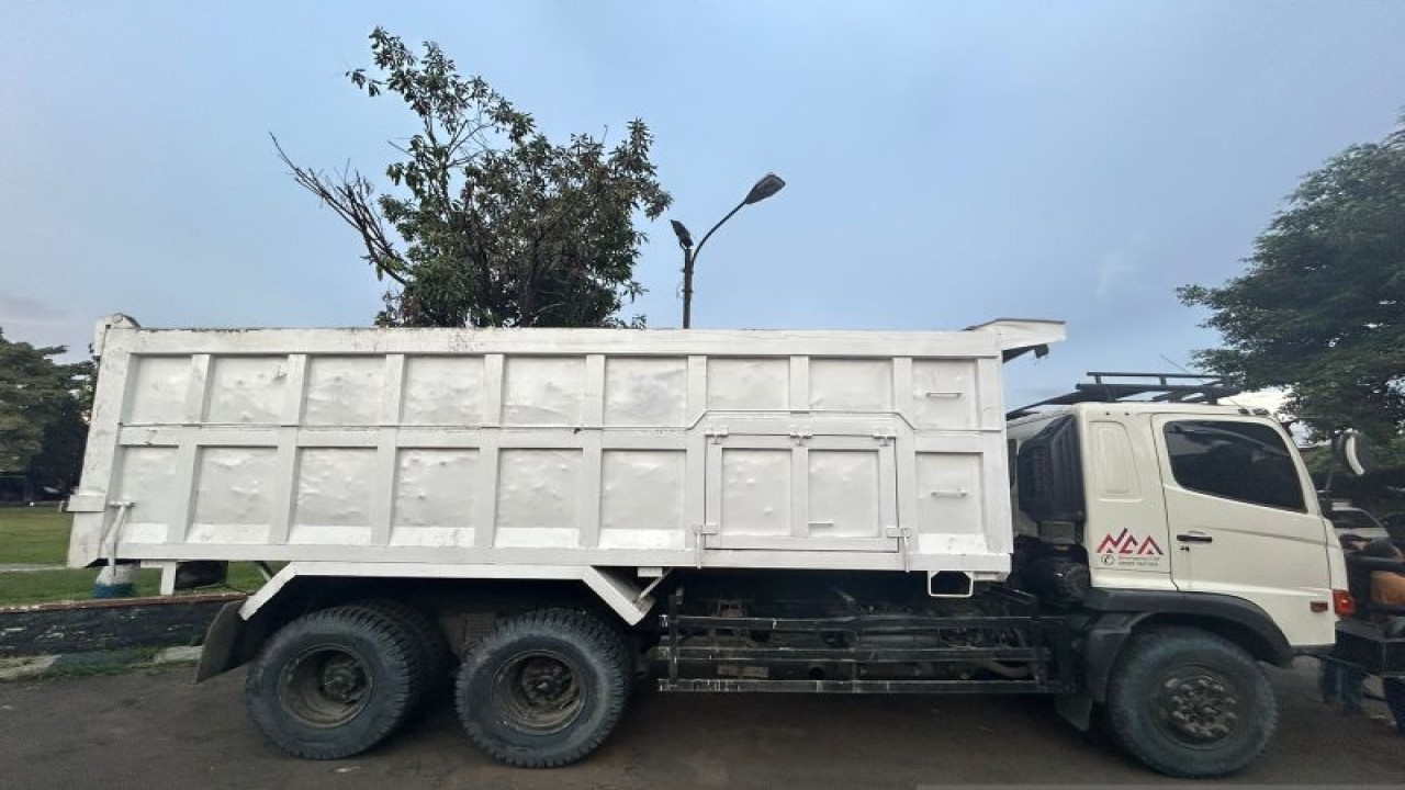 Barang bukti truk yang dibawa melarikan diri sopirnya berinisial AR (38) setelah peristiwa tabrak lari seoarang remaja usia 20, warga Kecamatan Bogor Selatan, Kota Bogor pada Kamis (5/1/2023) yang berhasil diamankan Satlantas Polresta Bogor Kota pada Sabtu (8/1/2023). ANTARA/HO-Polresta Bogor