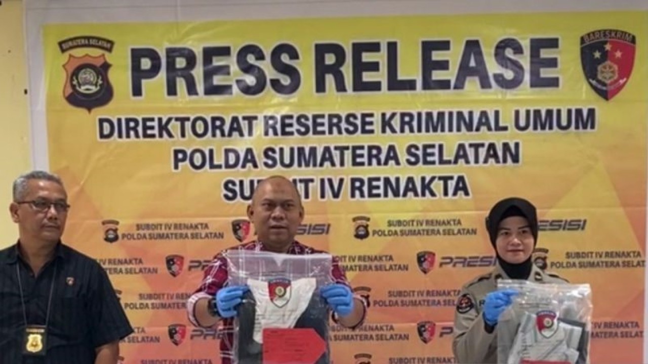 Kepala Subdit IV Remaja, Anak dan Wanita Ditreskrimum Polda Sumatera Selatan Kompol Tri Wahyudi (tengah) menunjukkan barang bukti pakaian gamis milik anak korban pencabulan kepada wartawan di Palembang, Sumatera Selatan, Selasa (3/1/2023) (ANTARA/M Riezko Bima Elko P/23)