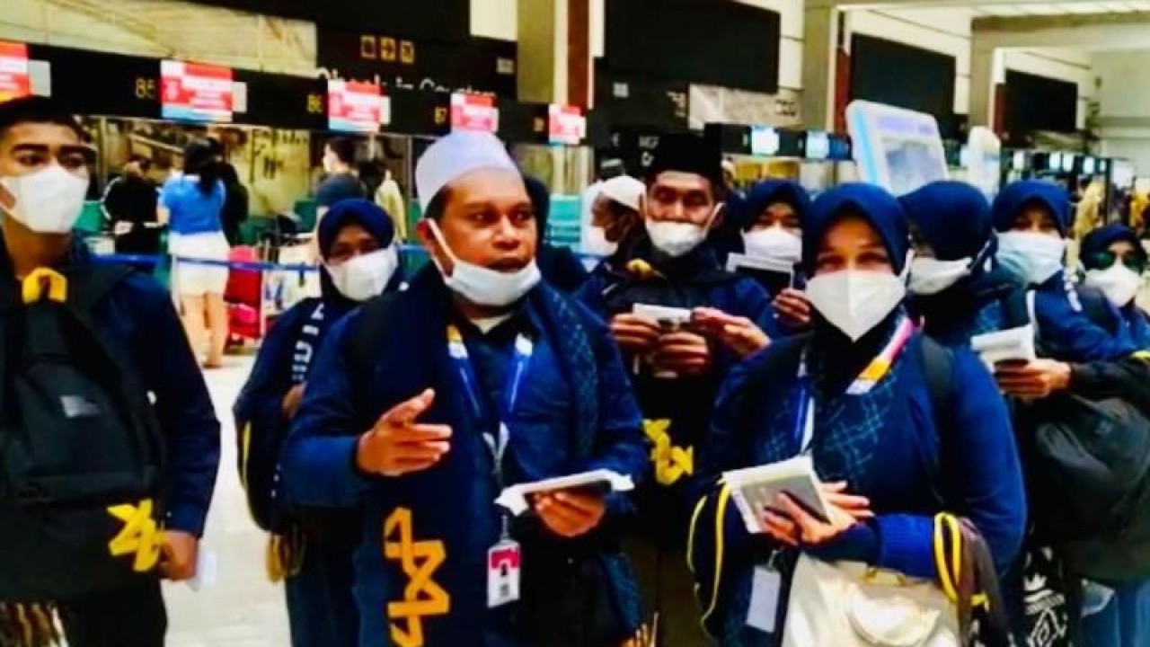 Sejumlah jamaah umrah asal Kabupaten Aceh Barat berada di terminal keberangkatan Bandar Udara Internasional Soekarno-Hatta, Tangerang, Banten, setelah beberapa pekan telantar dan diinapkan di Bogor, Jawa Barat dan berhasil berangkat setelah difasilitasi keberangkatannya oleh Polres Aceh Barat dengan pihak travel pusat, Kamis (12/1/2023). (ANTARA/HO-Dok Humas Polres Aceh Barat)