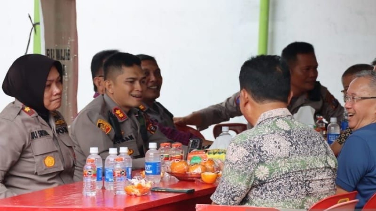 Kapolres Asahan AKBP Roman Smaradhana Elhaj (kedua dari kiri ) meninjau wihara di Kota Kisaran menjelang perayaan Imlek 2023. (ANTARA/HO-Polres Asahan))