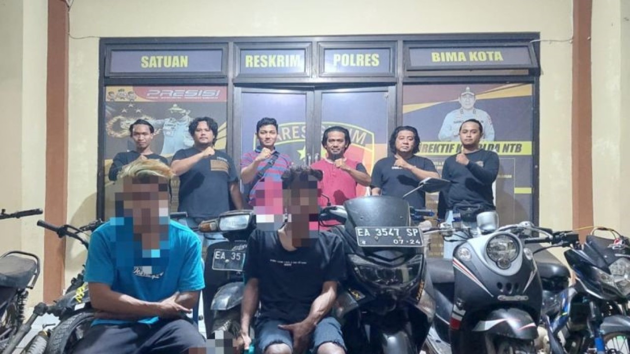 Petugas kepolisian berseragam bebas menunjukkan sejumlah barang bukti dan kedua pelaku yang masuk dalam sindikat pencurian kendaraan di Polres Bima Kota, NTB, Rabu malam (18/1/2023). ANTARA/HO-Polres Bima Kota
