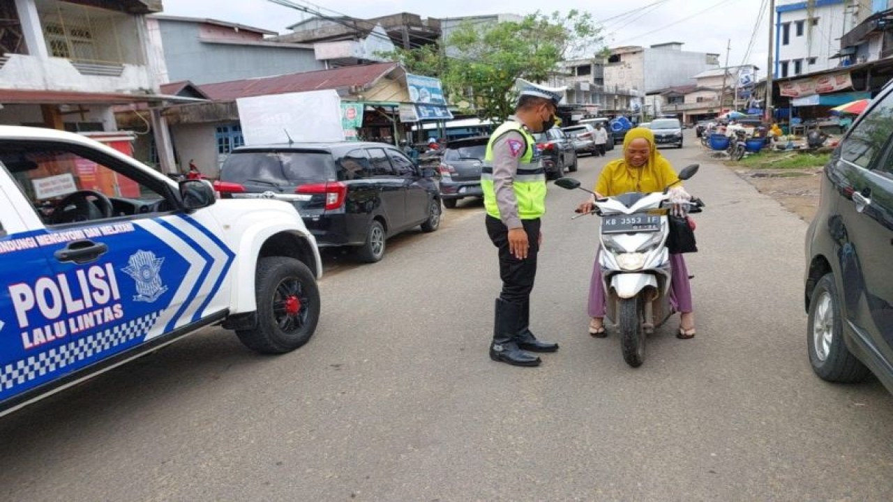 Personel Satlantas Polres Ketapang melakukan pengaturan lalu lintas di sejumlah titik jalan untuk mengantisipasi kecelakaan lalu lintas dan kemacetan di Kota Ketapang wilayah Kalimantan Barat. ANTARA/HO-Humas Polres Ketapang. (Teofilusianto Timotius)
