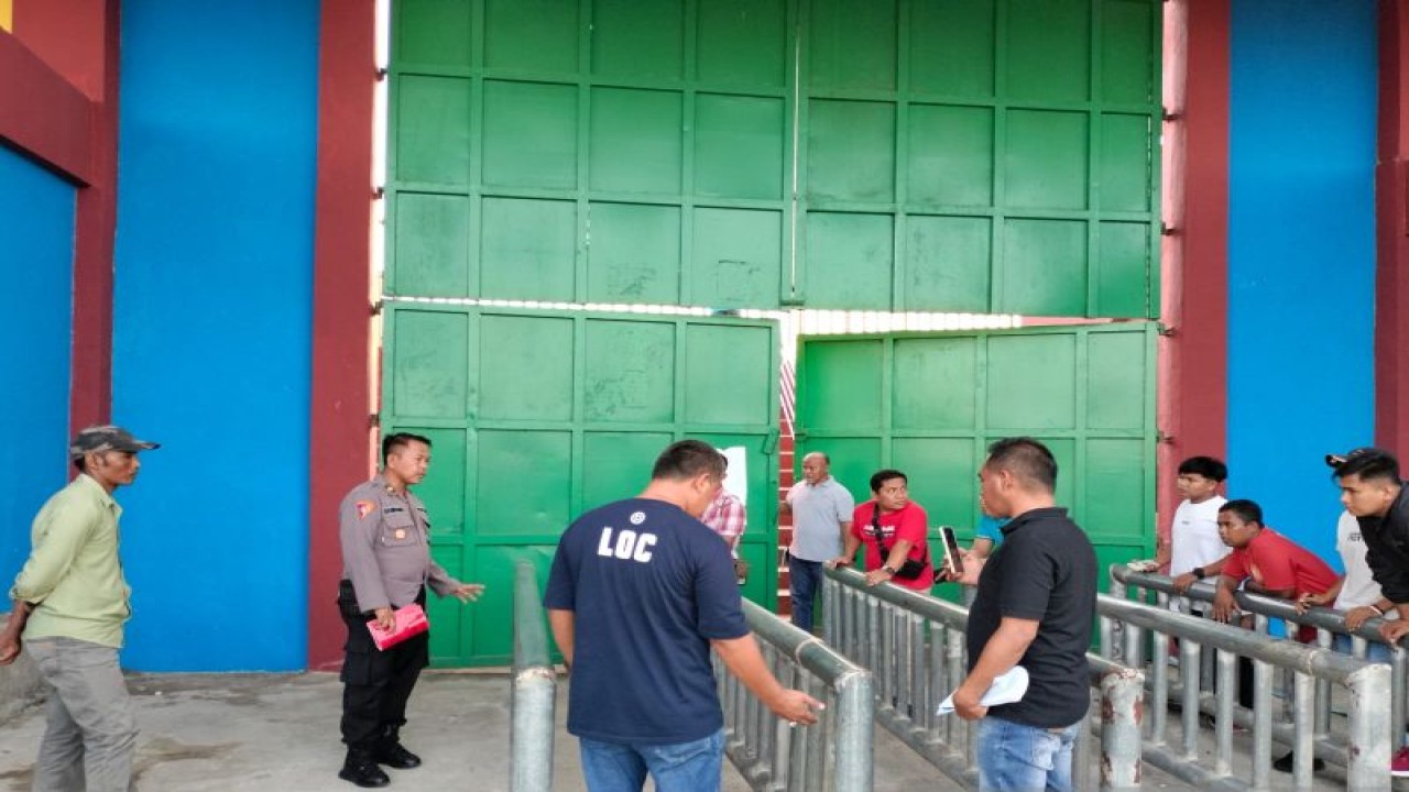 Aparat Polres Pamekasan melakukan sosialisasi sistem pengamanan kompetisi Liga 1 Indonesia kepada panitia pelaksana pertandingan klub Madura United FC di Stadion Gelora Madura Ratu Pamelingan Pamekasan, Minggu (15/1/2023). ANTARA/Abd. Aziz