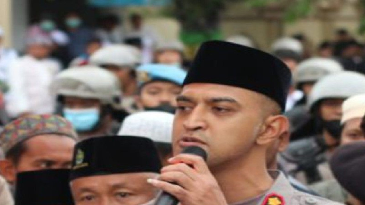Kapolres Pamekasan AKBP Satria Permana saat menemui massa pengunjuk rasa di Mapolres Pamekasan (ANTARA/HO-Polres Pamekasan)