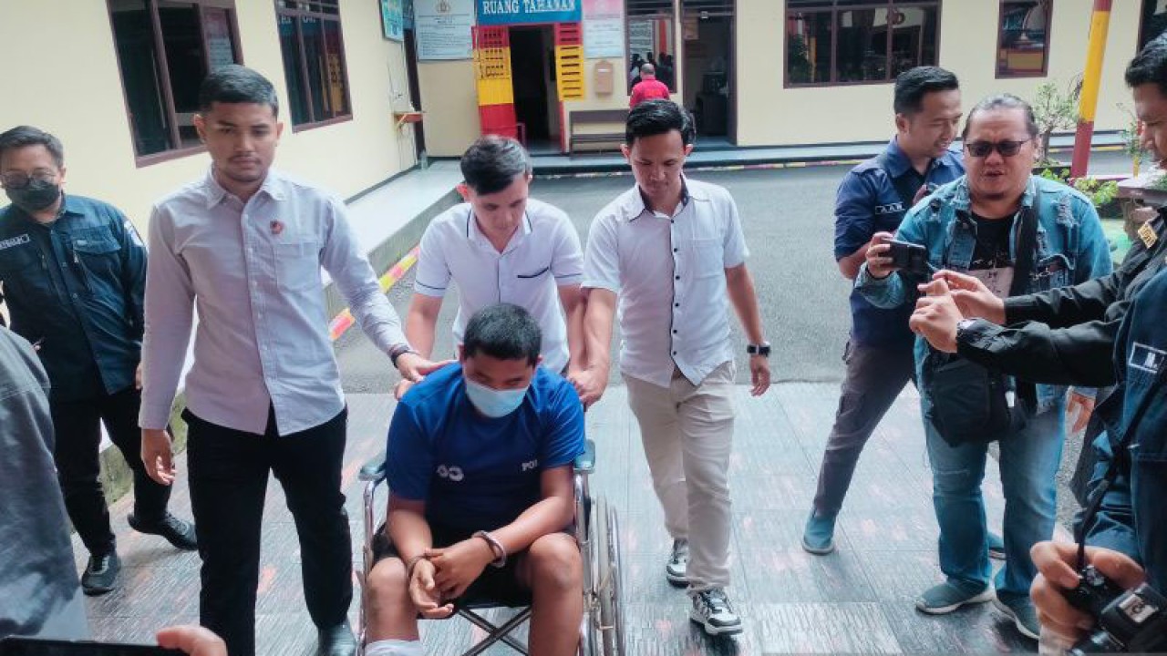 Tersangka perampokan terhadap petugas ambulans COVID-19 di Kabupaten Rejang Lebong pada 3 Juli 2021 saat diamankan petugas Polres Rejang Lebong setelah 1,5 tahun buron. ANTARA/Nur Muhamad