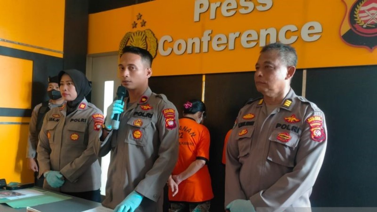 Waka Polres Singkawang, Kompol Raden Real Mahendra memberikan keterangan Pers terkait penangkapan tiga wanita pelaku penipuan (rudi)