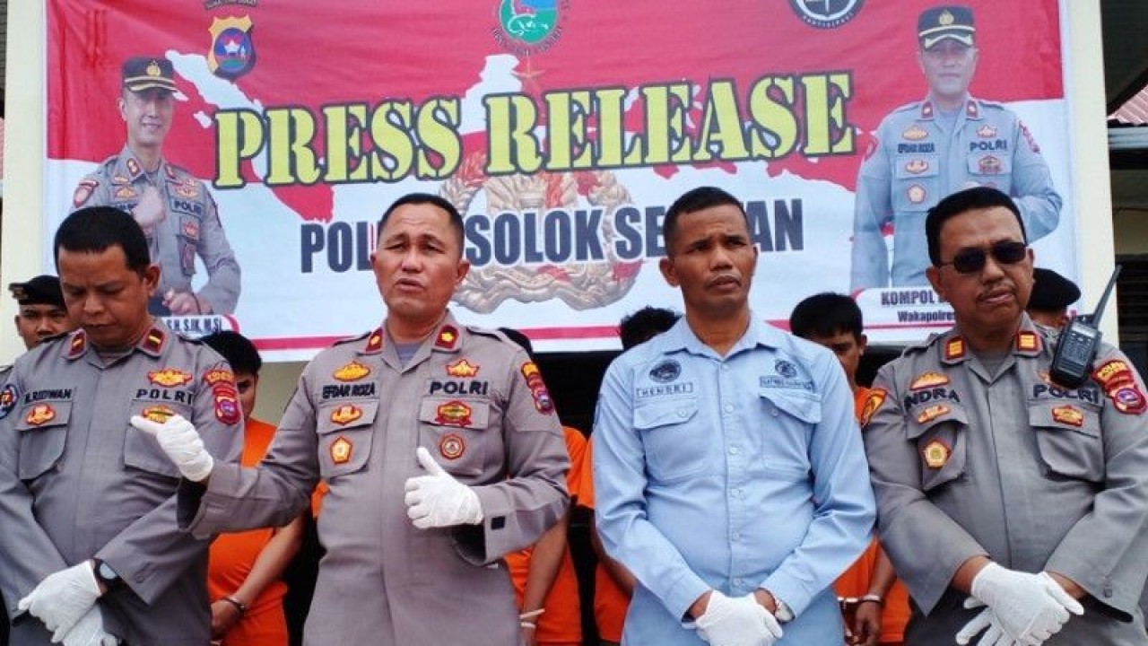 Wakapolres Solok Selatan Komisaris Polisi (Kompol) Efdar Roza (dua kiri) memberikan keterangan terkait penangkapan tersangka pengedar dan pengguna narkoba selama Operasi Lilin 2022 di Padang Aro, Selasa (3/1/2023). ANTARA.