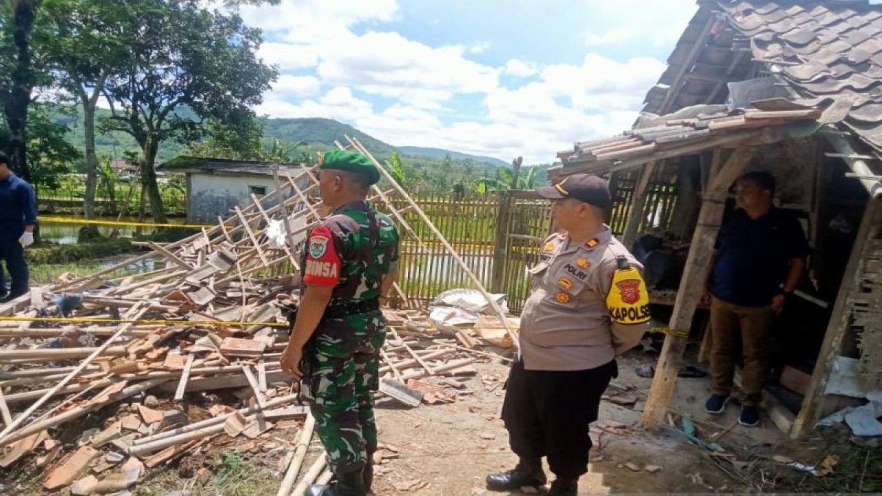 Personel TNI dan Polri saat meninjau lokasi ledakan yang menghancurkan sebuah gubuk tempat pembuatan petasan di Kampung Lemburhuma, Kecamatan Kebonpedes, Kabupaten Sukabumi, Jabar. ANTARA/Aditya Rohman