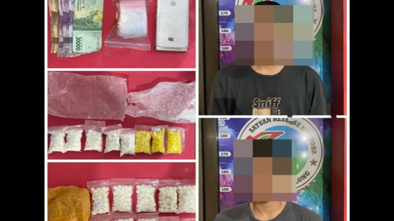 Dua tersangka dan barang bukti ribuan obat terlarang yang diamankan Polres Tabalong, Kalimantan Selatan pada beberapa waktu lalu. (ANTARA/HO-Polres Tabalong)