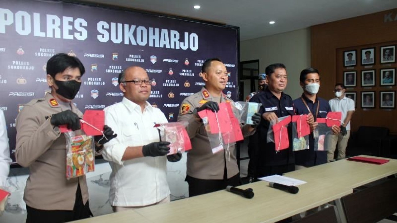Kepala Polres Sukoharjo AKBP Wahyu Nungroho Setyawan (tengah) didampingi Kepala Bank Indonesia Surakarta, Nugroho Joko Prastowo (dua dari kiri) saat menunjukan barang bukti uang palsu, di Mapolres Sukoharjo, Jumat (6/1/2023). ANTARA/Bambang Dwi Marwoto.