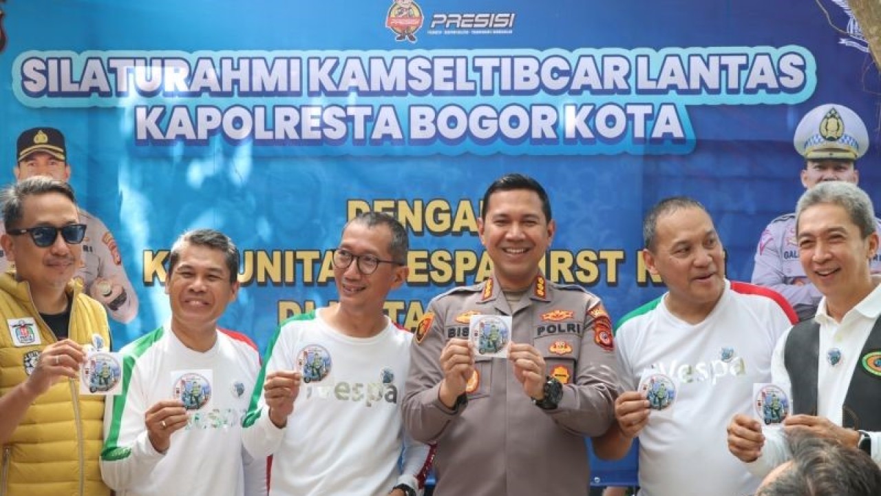 Kapolresta Bogor Kota Kombes Pol Bismo Teguh Prakoso (ketiga dari kanan) bersama Wakil Wali Kota Bogor Dedie Abdul Rachim (kesatu dari kiri) dan Kasatlantas Polresta Bogor Kota Kompol Galih Apria foto bersama dalam acara 2023 Vespa First Ride di Bhumi Living Space, Jalan. Ahmad Yani Kota Bogor, Minggu (8/1/2023). (ANTARA/HO/Polresta Bogor Kota)