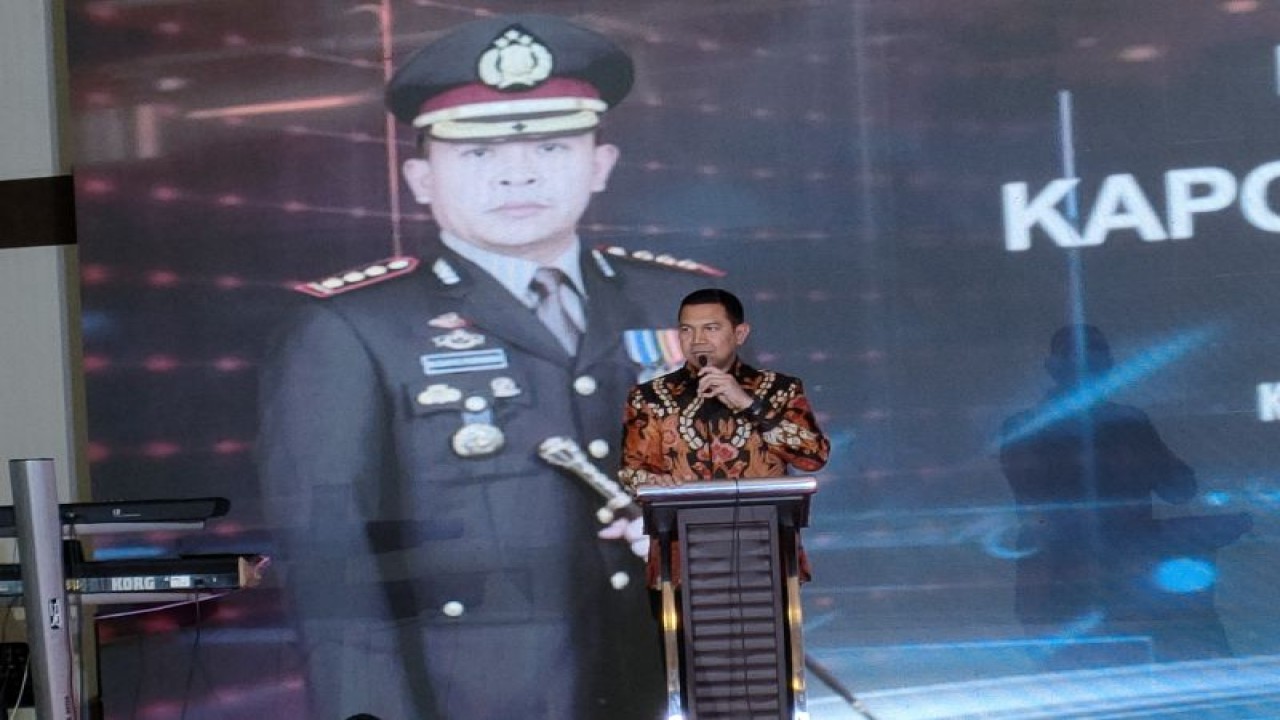 Kapolresta Bogor Kota Kombes Pol Bisma Teguh Prakoso saat memberi sambutan pada lepas sambut kapolresta Bogor Kota, di IICC Bogor dengan latar belakang foto pendahulunya Kombes Pol Susatyo Purnomo Condro, Kamis (5/1/2022). ANTARA/Linna Susanti