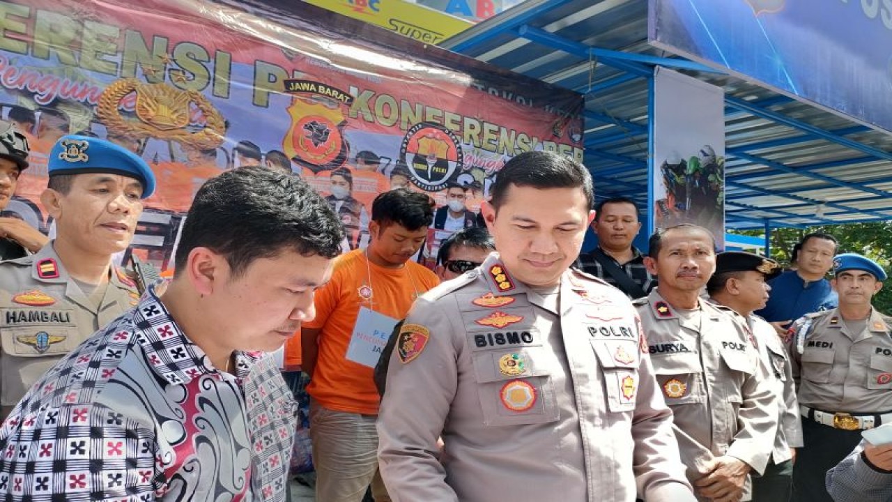 Kapolresta Bogor Kota Kombes Pol Bismo Teguh Prakoso (kedua dari kiri) saat ungkap kasus di Pos Polisi Simpang Yasmin, Jumat (6/1) pencurian Alfamat bermodus jebol atap dan menembak ke udara gaya koboi di atas atap. ANTARA/Linna Susanti.