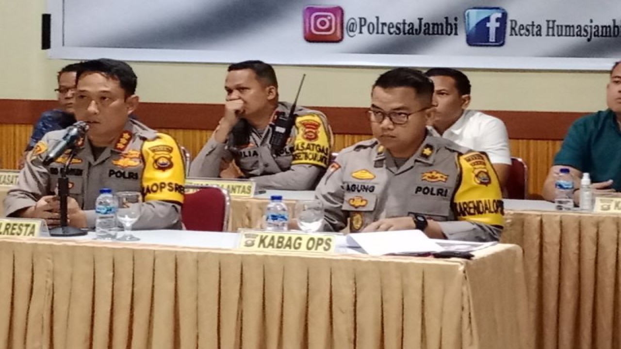 Kapolresta Jambi Kombes Pol Eko Wahyudi (kiri) memberikan keterangan terkait pengungkapan aksi geng motor berbahaya di daerah itu. (ANTARA/HO/IST)