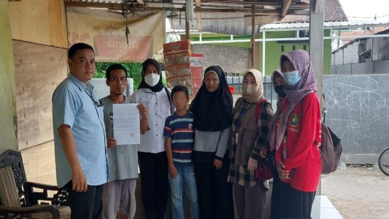 R (11thn) selaku korban penculikan (tengah) sudah dtemukan dan sekarang sedang dalam masa pemulihan psikologis oleh nit Pelayanan Perempuan dan Anak (PPA) dan Pusat Pelayanan Terpadu Pemberdayaan Perempuan dan Anak (P2TP2A) Polres Metro Tangerang Kota. ANTARA.