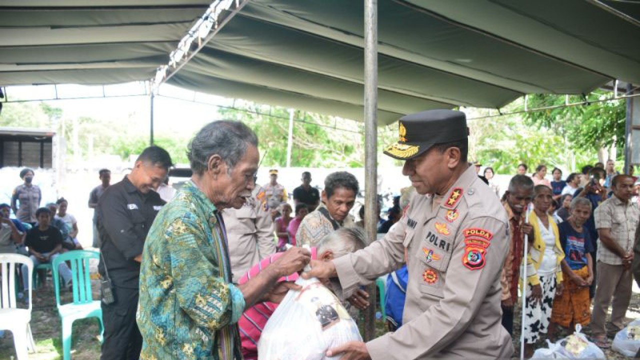 Kepala Kepolisian Daerah Nusa Tenggara Timur Irjen Pol Johanis Asadoma (kanan) memberikan bantuan kepada korban bencana alam di Kabupaten Kupang, Rabu (4/1/2023). ANTARA/HO-Humas Polda NTT