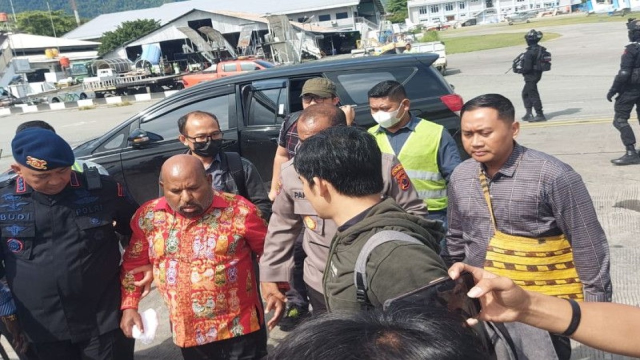 Lukas Enembe, tersangka dugaan suap tiba di Bandara Samratulangi, Manado dikawal oleh Dansat Brimob Polda Papua, Irwasda Polda Papua, dan Kapolda Sulawesi Utara, Selasa (10/1/2023). (ANTARA/HO-Divisi Humas Polri)