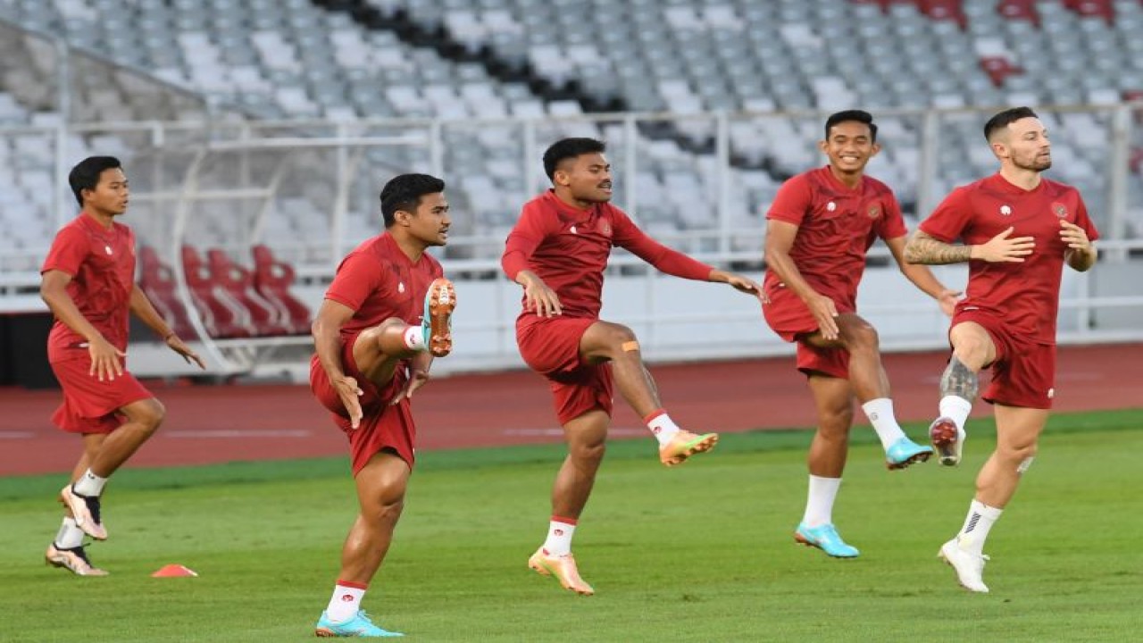 Sejumlah pemain Timnas Indonesia berlatih menjelang laga semifinal Piala AFF 2022 di Stadion Utama Gelora Bung Karno, Jakarta, Kamis (5/1/2023). (ANTARA FOTO/Akbar Nugroho Gumay/foc)