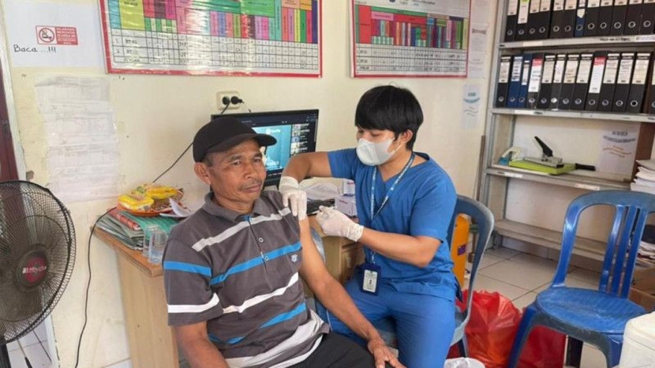 Petugas kesehatan saat melakukan vaksinasi kepada salah satu warga di Puskesmas Paringin, Kabupaten Balangan, Kalimantan Selatan, Senin (30/1/2023). ANTARA/erde