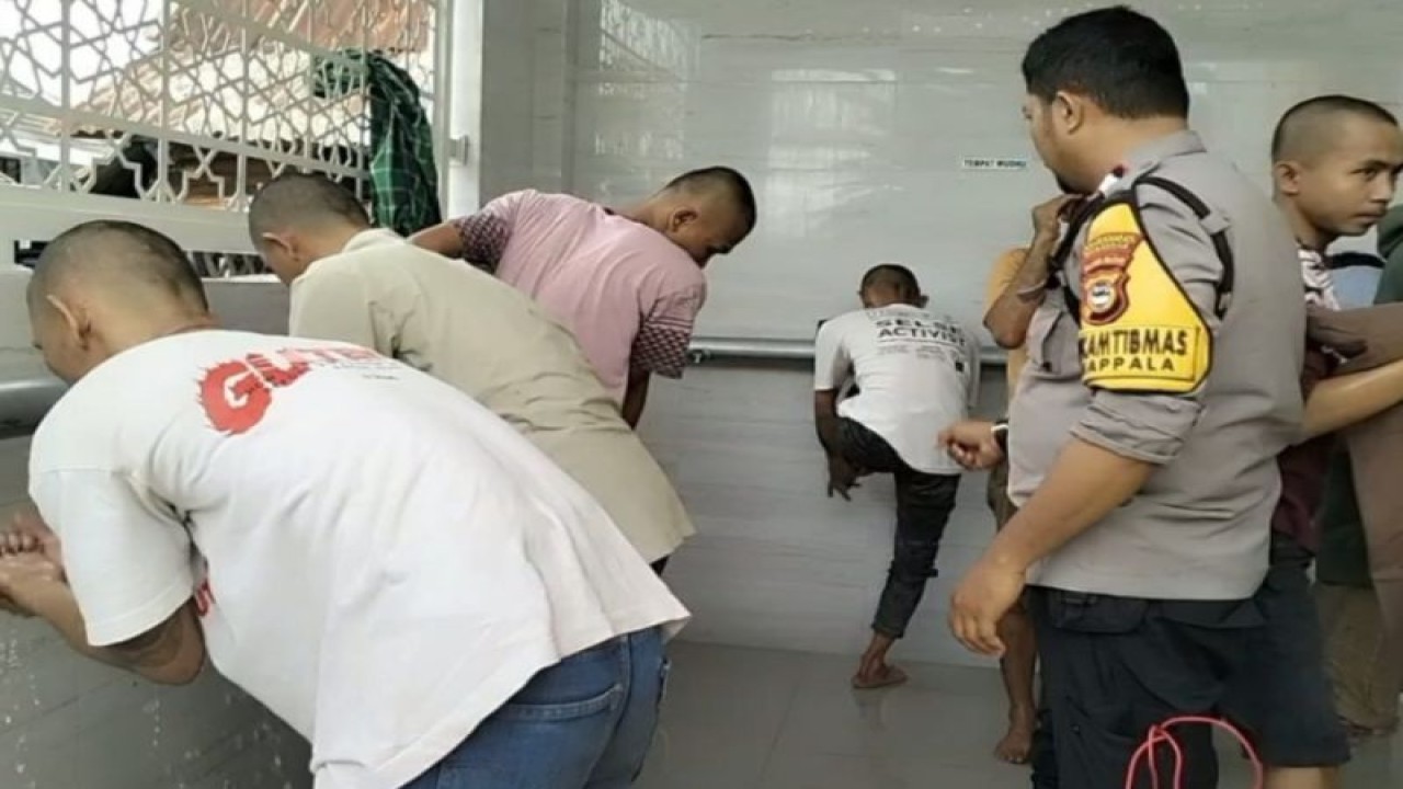 Kepala Divisi Humas Polri Irjen Pol Dedi Prasetyo mengatakan pihaknya memiliki sistem pengawasan terhadap jajarannya dalam mencegah praktik jual beli penyelesaian perkara melalui Program Restorative Justice.