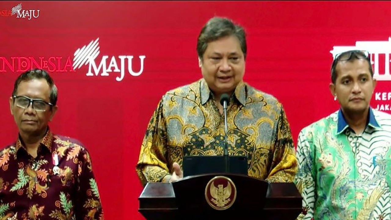 Dokumentasi - Tangkapan layar - Menko Perekonomian Airlangga Hartarto memberikan pengumuman penerbitan Perppu Cipta Kerja di Kantor Presiden, Jakarta, Jumat (30/12/2022). ANTARA/Rangga Pandu Asmara Jingga/aa.