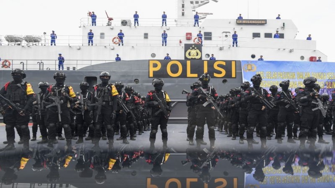 Sejumlah personel Satbrimob Polri mengikuti Apel kesiapan satgas kontijensi menghadapi bencana di Lapangan Apel Ditpolair Baharkam Polri, Tanjung Priok, Jakarta Utara, Jumat (30/12/2022). ANTARA FOTO/M Risyal Hidayat/rwa