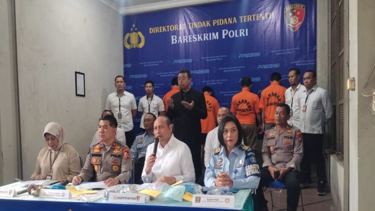 Direktorat Tindak Pidana Tertentu (Dittipidter) Bareskrim Polri merilis penangkapan empat tersangka kasus gagal ginjal, dua di antaranya buronan yang berhasil ditangkap, Senin (30/1/2023). ANTARA/Laily Rahmawaty