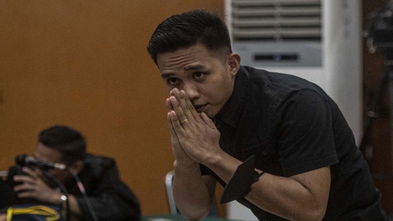 Terdakwa kasus pembunuhan berencana Brigadir Yosua Hutabarat, Richard Eliezer alias Bharada E tiba untuk menjalani sidang dengan agenda pembacaan pledoi di Pengadilan Negeri Jakarta Selatan, Jakarta, Rabu (25/1/2023). ANTARA FOTO/Aprillio Akbar/foc