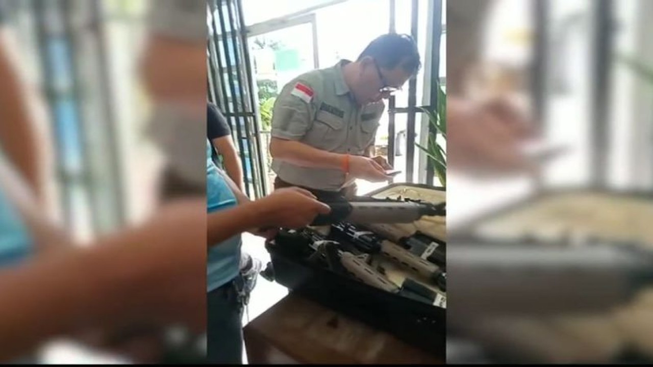 Tangkapan layar-Tim penyidik Mabes Polri memeriksa senjata api yang dibeli Anton Gobay dari Danao City, Filipina yang disimpan dalam tas koper, Videp Humas Polri, Jumat (13/1/2023). (ANTARA/HO-Divisi Humas Polri)