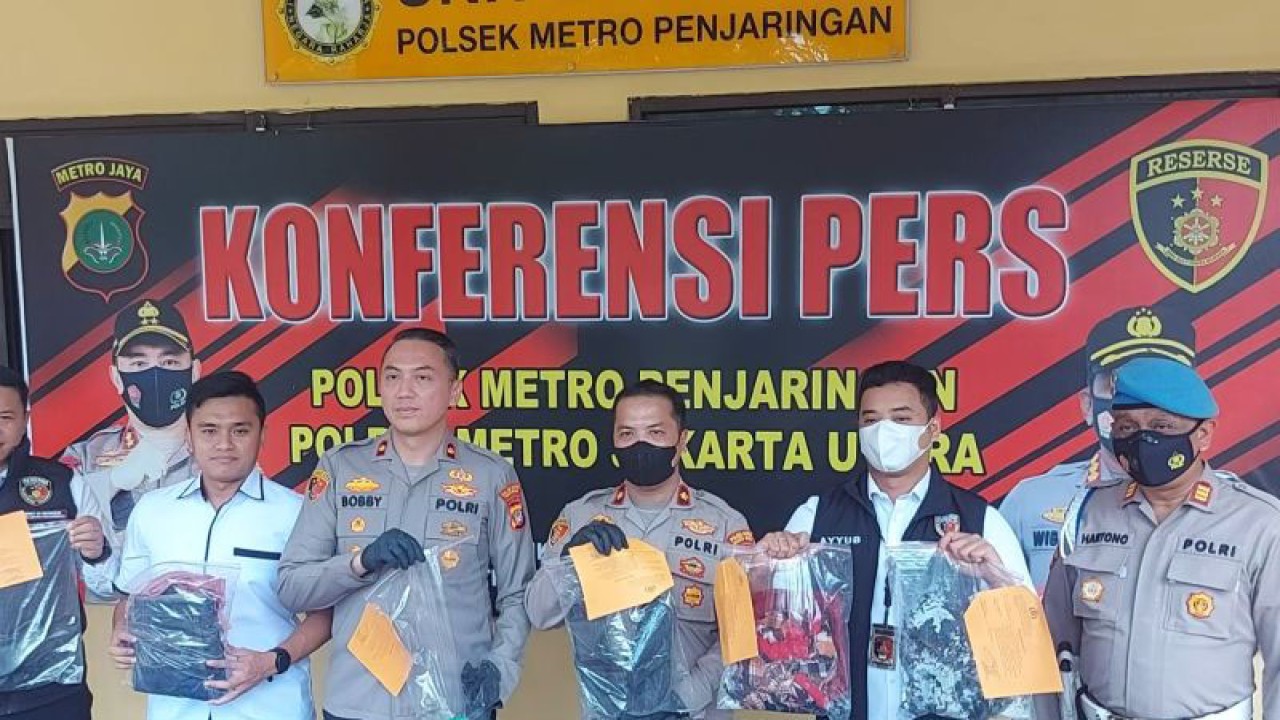 Kepala Kepolisian Sektor Metro Penjaringan Komisaris Polisi M Probandono Bobby Danuari (kedua kiri) menunjukkan barang bukti alat pembakar berupa korek api warna hijau dan kantong kresek warna hitam di Markas Polsek Metro Penjaringan, Jakarta Utara, Senin (9/1/2023). ANTARA/Abdu Faisal