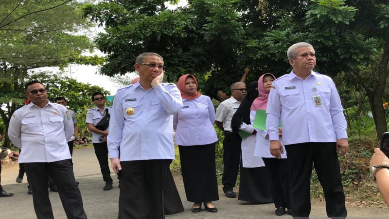 Gubernur Kalbar Sutarmidji meninjau kondisi GOR Pontianak (Rendra Oxtora)