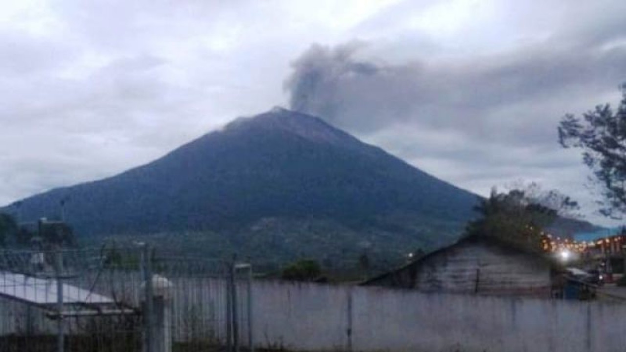 Gunung Kerinci, yang terletak di Kabupaten Kerinci, Jambi dan Kabupaten Solok Selatan, Sumatera Barat, mengalami erupsi pada Rabu (11/1/2023) pagi. (ANTARA/HO-Pos Pengamatan Gunung Api Kerinci)