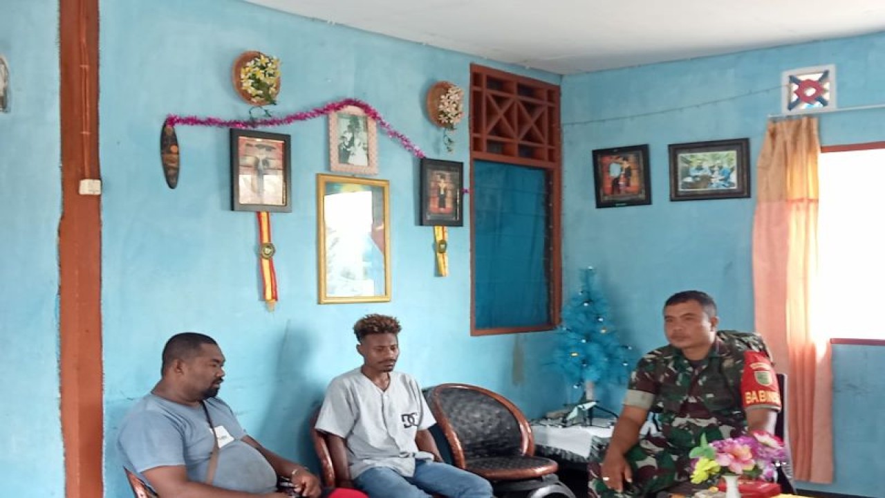 Babinsa Posramil 1708-01/Biak Timur Sertu Wahyu Hendro Patrias Setiawan melaksanakan komunikasi sosial bersama Kepala Kampung Rim, Senin (2/1) (ANTARA/HO- Penerangan Kodim Biak Numfor)