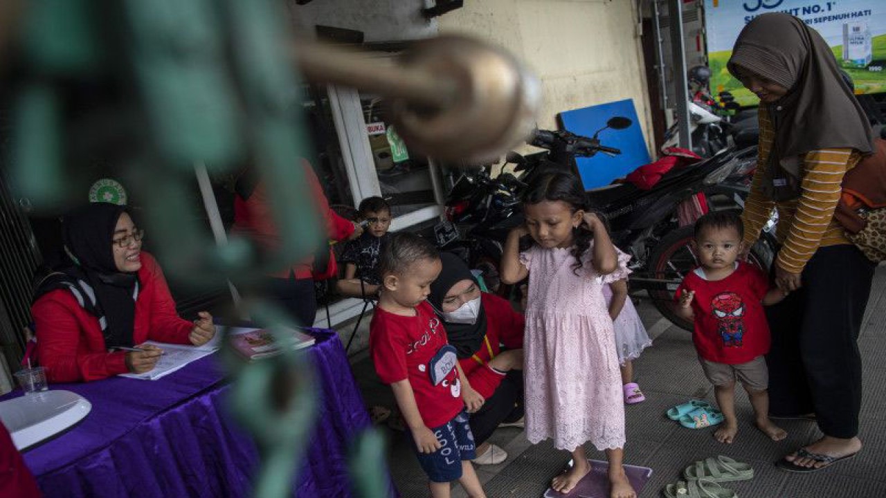 Arsip Foto. Penimbangan berat badan anak di Posyandu Pisang, Pangkalan Jati, Cinere, Depok, Jawa Barat, Jumat (20/1/2023). Pengukuran berat dan tinggi badan anak dalam kegiatan posyandu merupakan bagian dari upaya deteksi dan penanganan dini stunting. (ANTARA FOTO/SIGID KURNIAWAN)