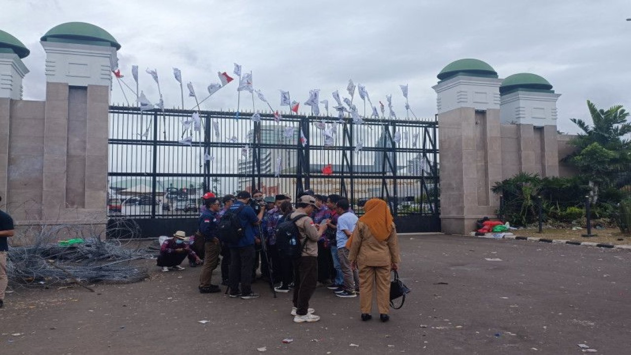 Sejumlah massa dari Persatuan Perangkat Desa Indonesia (PPDI) mulai membubarkan diri usai beberapa perwakilannya diterima oleh DPR, Rabu (25/1/2023). ANTARA/Iham Kausar