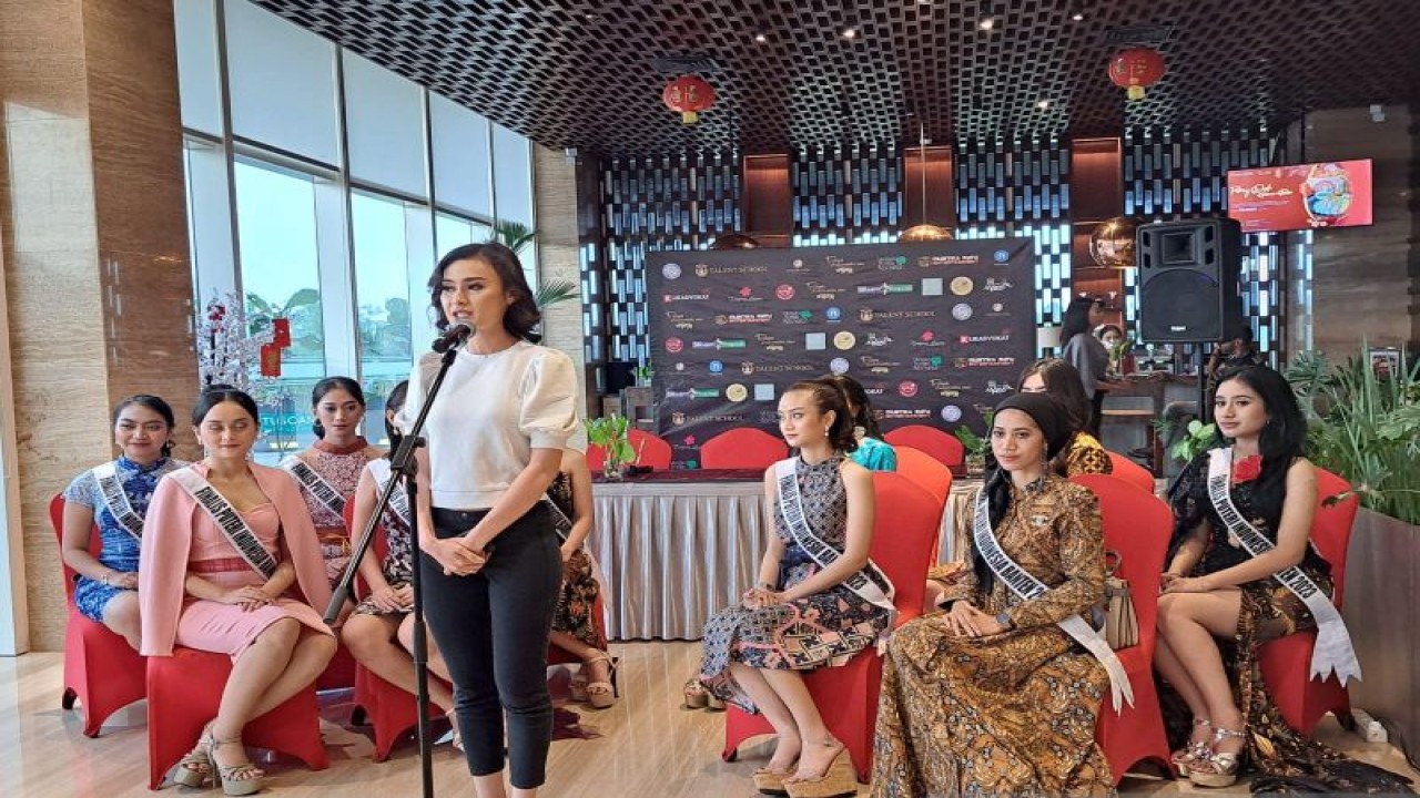 Licence Holder Pemilihan Puteri Indonesia Daerah (PPID) Banten yakni Kathy Monica Kabe memberikan keterangan kepada media jelang Final pemilih puteri indonesia Banten yang dilaksanakan di Tangerang Selatan, Jumat.