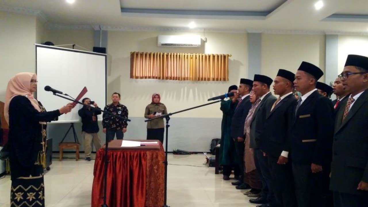 Ketua KPU Solok Selatan Nila Puspita melantik 35 orang Panitia Pemilihan Kecamatan (PPK) untuk tujuh Kecamatan. Antara/Erik.