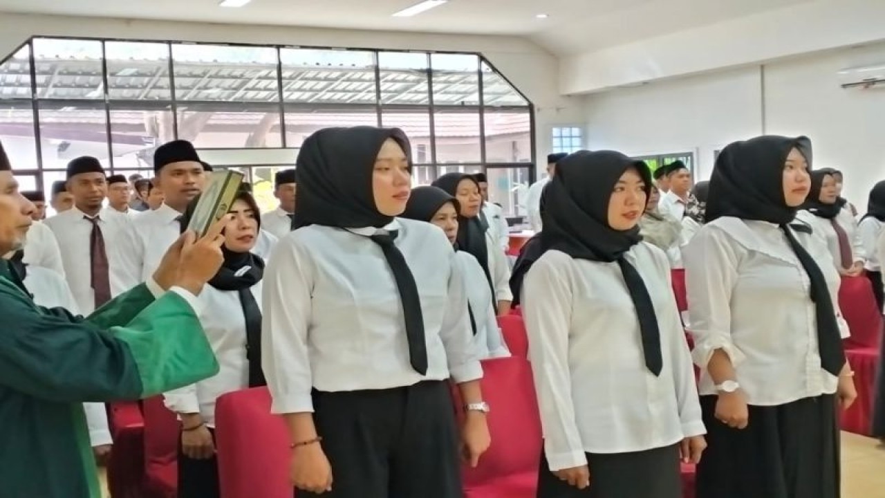 Pelantikan 75 Anggota PPK Pemilu 2024 berlangsung di salah satu hotel di Kota Palu, Sulawesi Tengah, Rabu (4/12/2022) (ANTARA/HO-Awal)