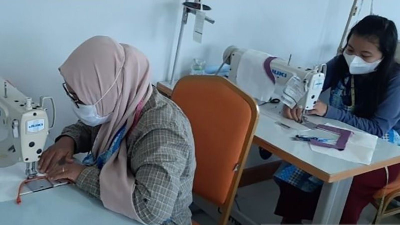 Arsip Foto - Seorang peserta tengah mengikuti program pelatihan kerja tata busana yang digelar PPKD Jakarta Barat tahun 2022. ANTARA/HO-PPKD Jakarta Barat/aa.