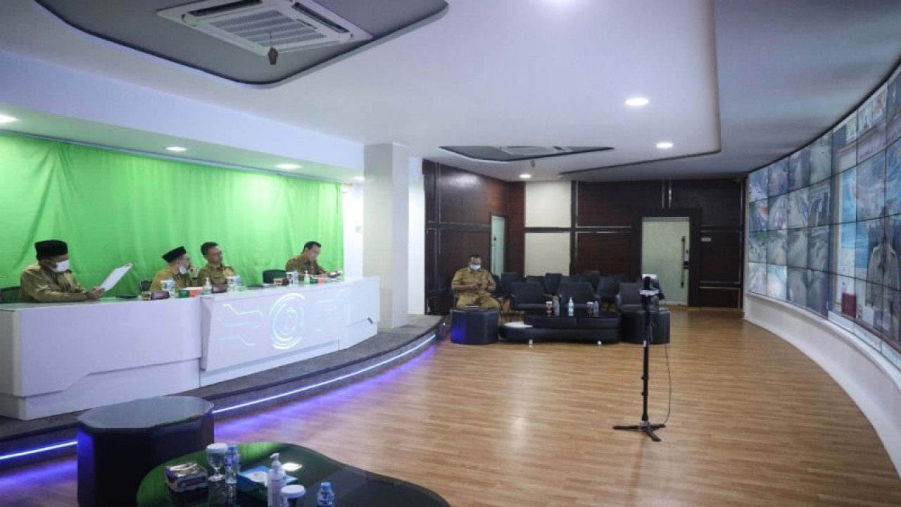 Wali Kota Pontianak Edi Rusdi Kamtono mengikuti rapat koordinasi bersama pemerintah pusat terkait pencabutan PPKM, Senin (2/1/2023). (ANTARA/HO-Jimi)