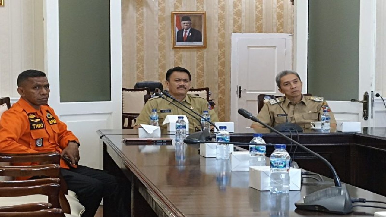 Wakil Wali Kota Bogor Dedie Abdul Rachim (kesatu dari kanan) saat mebgikuti rapat koordinasi (Rakor) penjelasan pencabutan Pemberlakuan Pembatasan Kegiatan Masyarakat (PPKM) yang digelar secara virtual oleh pemerintah pusat pada Senin (2/1/2023). (ANTARA/HO/Pemkot Bogor)