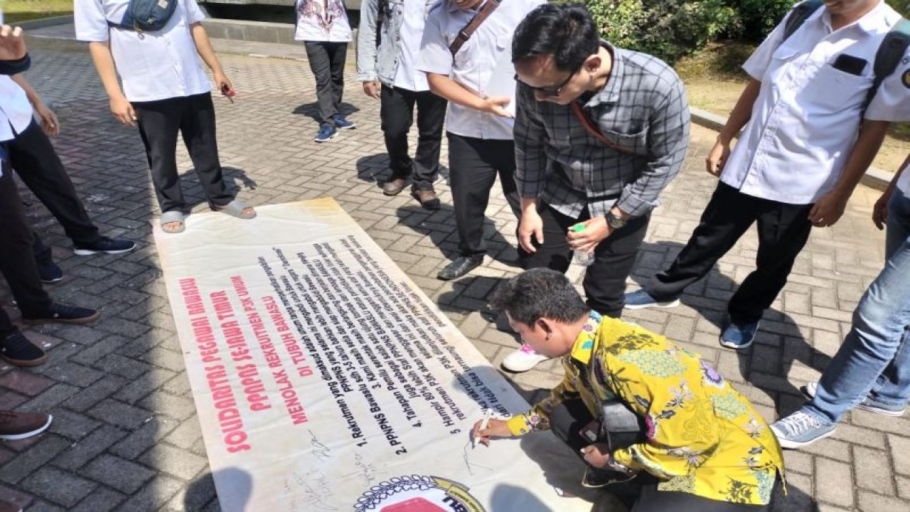 Pegawai Pemerintah Non-Pegawai Negeri Sipil (PPNPNS) Badan Pengawas Pemilihan Umum se-Jatim keberatan dengan kebijakan perekrutan Pegawai Pemerintah dengan Perjanjian Kerja (PPPK) sepihak tanpa memperhatikan pengabdian PPNPNS yang lama. ANTARA/ HO-PPNPNS