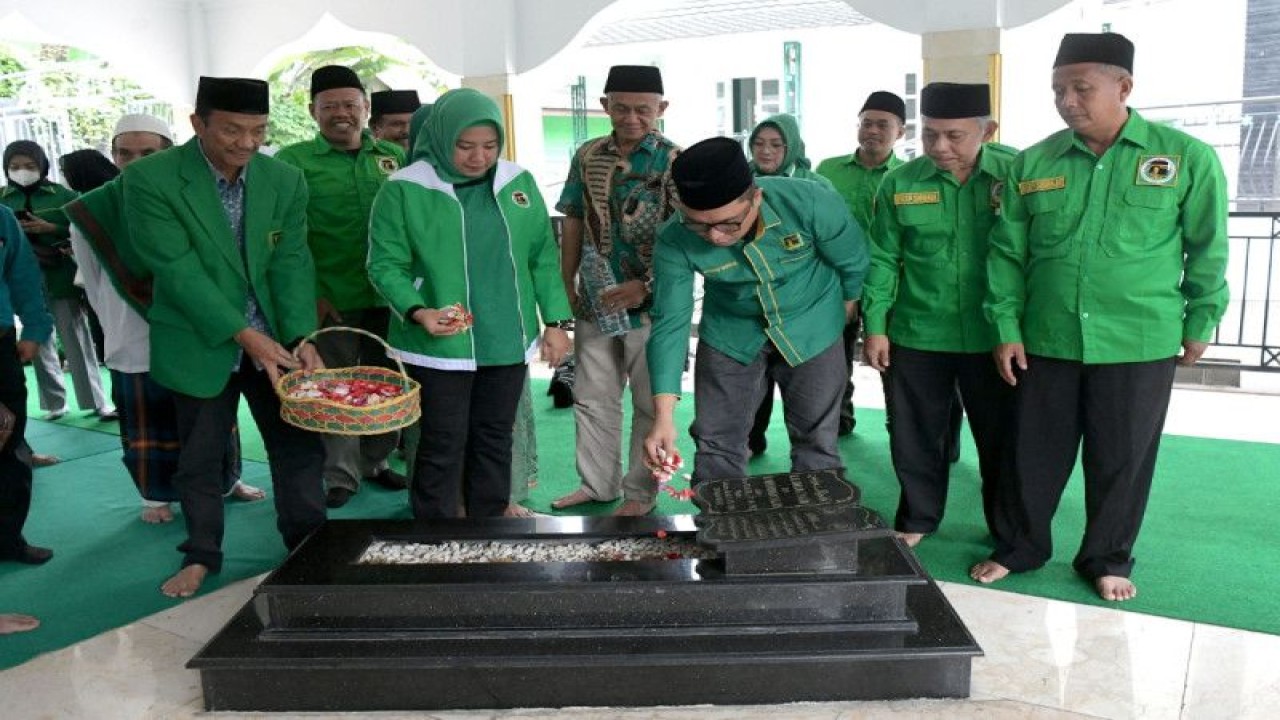 Dewan Pimpinan Pusat Partai Persatuan Pembangunan (PPP) bersama para kader berziarah ke makam pendiri partai berlambang ka'bah itu guna meneladani kenegarawanan mereka. (ANTARA/HO-Dokumen Pribadi)