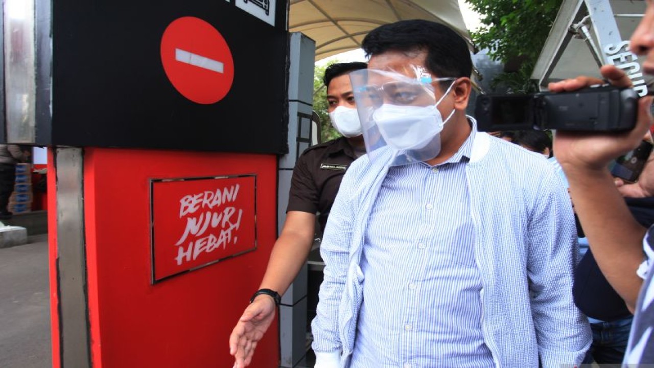 Dokumentasi - Mantan Ketua Partai Persatuan Pembangunan Muchammad Romahurmuziy (tengah) berjalan seusai memenuhi panggilan penyidik di Gedung Komisi Pemberantasan Korupsi (KPK), Jakarta, Selasa (22/3/2022). KPK memeriksa Romahurmuziy sebagai saksi terkait kasus dugaan korupsi pengurusan dana alokasi khusus (DAK) pada 2018. ANTARA FOTO/Reno Esnir/foc