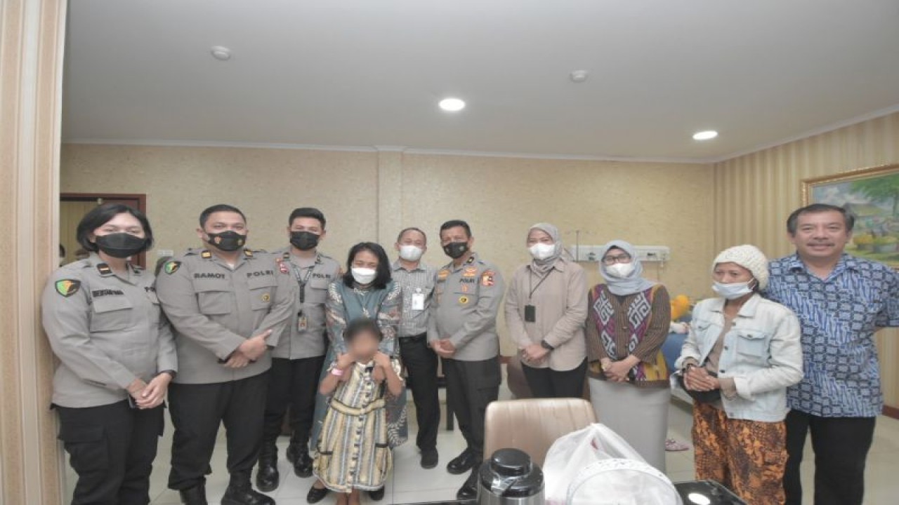 Menteri Pemberdayaan Perempuan dan Perlindungan Anak Bintang Puspayoga (keempat kiri) saat menjenguk MA, korban penculikan di Gunung Sahari, Jakarta Pusat yang tengah menjalani perawatan di Rumah Sakit Bhayangkara Said Sukanto, Jakarta Timur. (ANTARA/HO-Kemen PPPA)