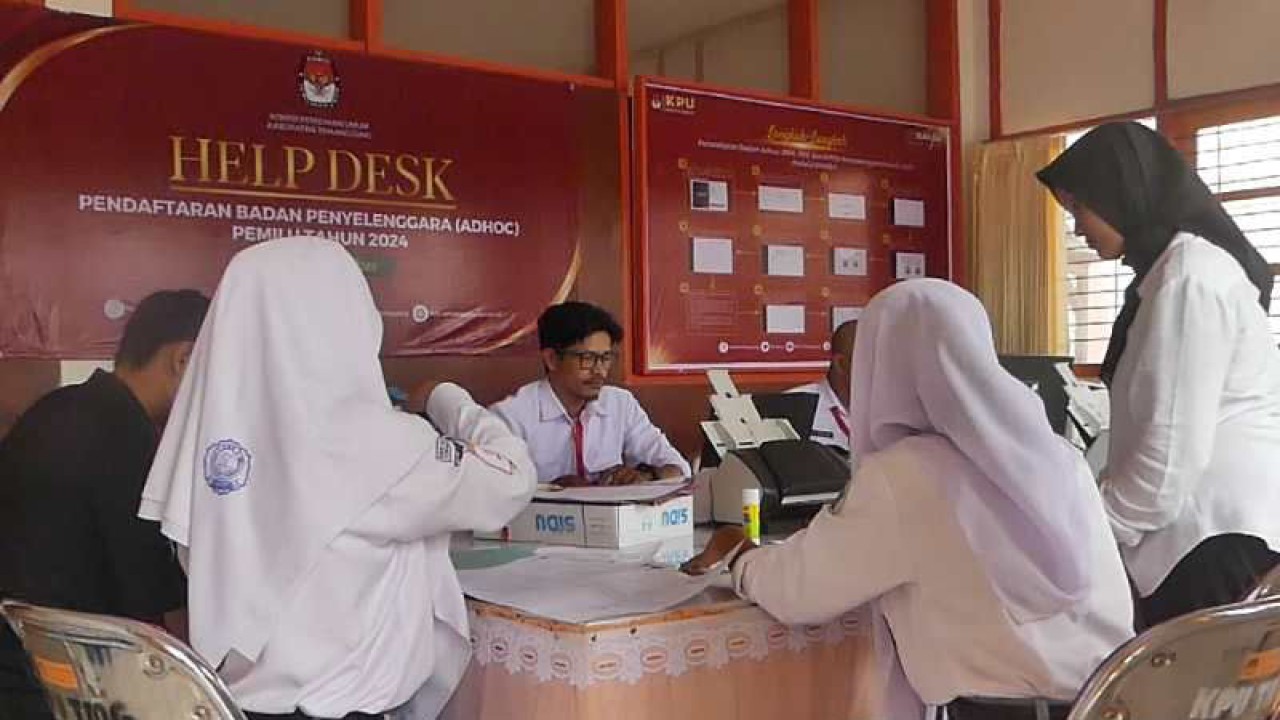 Calon anggota PPS mengumpulkan berkas pendaftaran di KPU Kabupaten Temanggung. ANTARA/Heru Suyitno